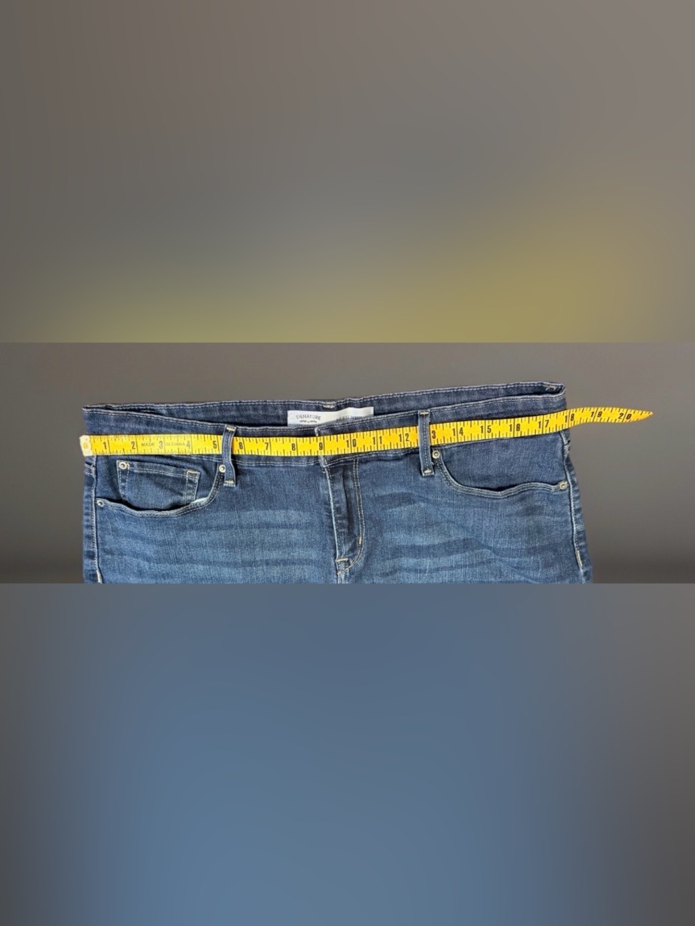 Levi Strauss Signature Mid Rise Denim Shorts Women’s size 14 W32 - Picture 3 of 7